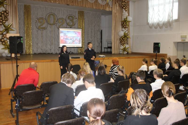Выпускникам школ Пластовского района рассказали о плюсах службы в полиции