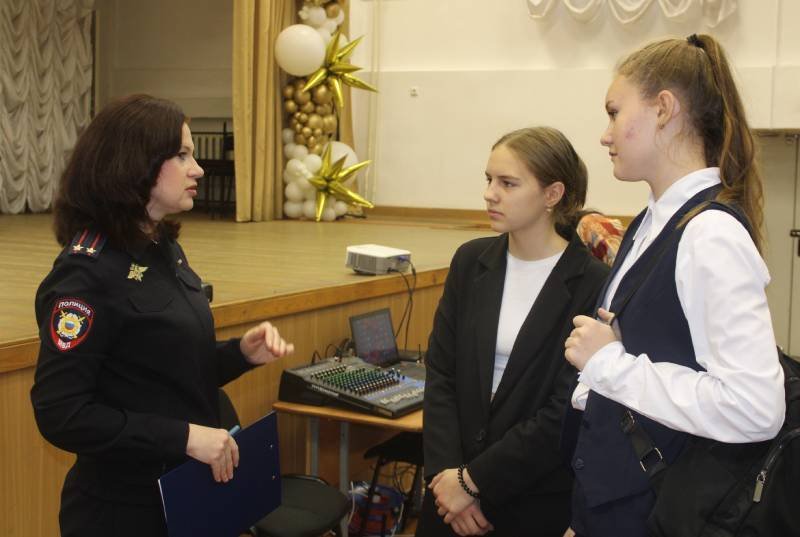 Выпускникам школ Пластовского района рассказали о плюсах службы в полиции