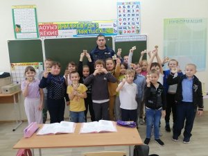 Инспекторы Пластовского района вручили световозвращатели школьникам сельской школы