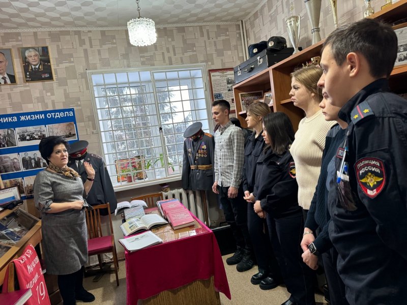 В Пластовской полиции стажеры и молодые сотрудники посетили музейную комнату истории Отдела