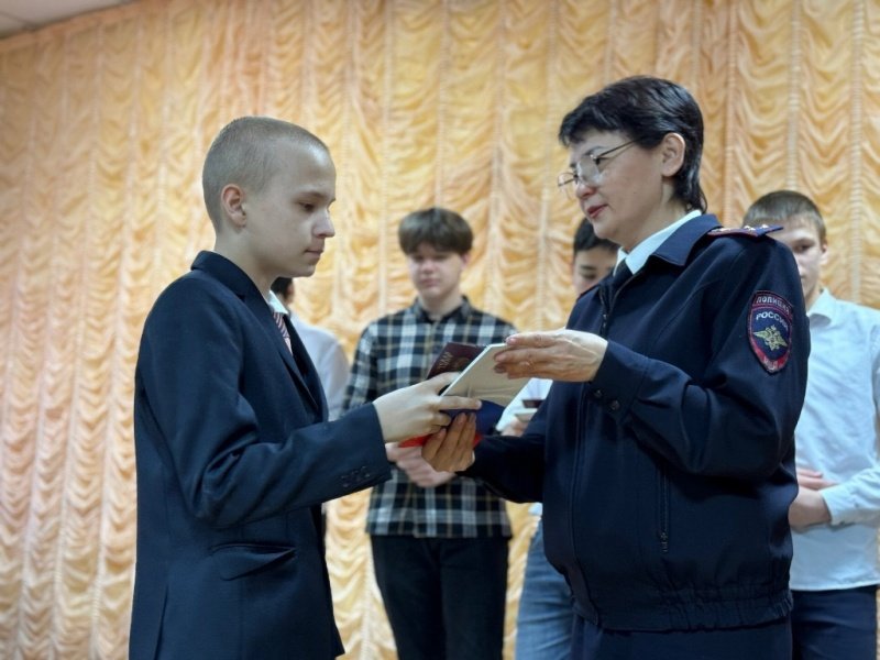 Сотрудники полиции вручили паспорт гражданина Российской Федерации юным жителям Пластовского района